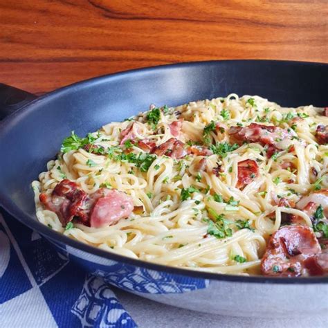 Lækker cremet spaghetti med bacon en slags pasta carbonara opskrift hashtagmor Den her pasta