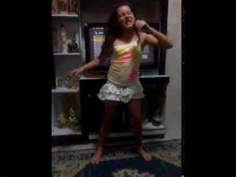 Menina dança funk em cima de carro e gera polêmica em jornais e população em suposto vídeo filmado. menina dançando e dublando - YouTube