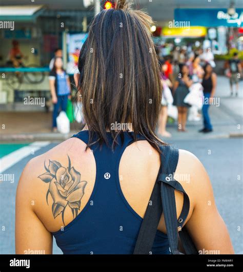 Schuss Von Schulter Tattoo Auf Ein Attraktives Mädchen Frau Warten An Der Ampel In Brisbane City