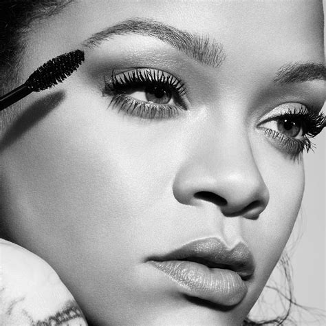 Rihannas Makeup Artist Reveals The Stars Mascara And Eyeliner Trick