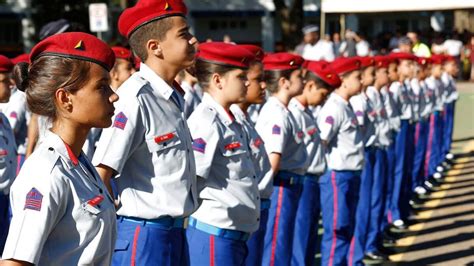 Aviena Ištvermė jei uniforme do colegio militar de brasilia letena