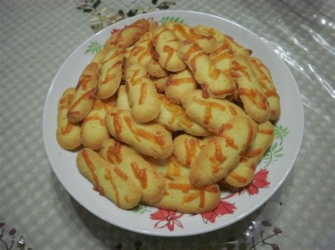 Kue lidah kucing yang merupakan produk kue kering hasil adaptasi kue belanda di masa lalu ini kini banyak sekali digemari oleh banyak orang dari berbagai kalangan maupun usia. Aneka Kue Kering|Resep Lidah Kucing