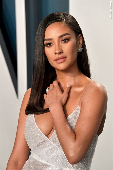 Shay Mitchell Nude Sexy The Fappening Uncensored Photo