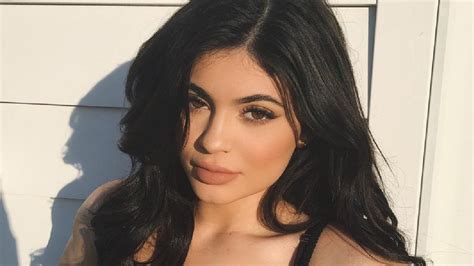 Kylie Jenner Flashes Her Toned Abs See The Pic
