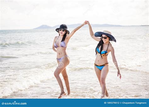 Utomhussommarporträtt Av Frambilden Av Två Asiatiska Vackra Flickor På En Sexig Bikini Som Står