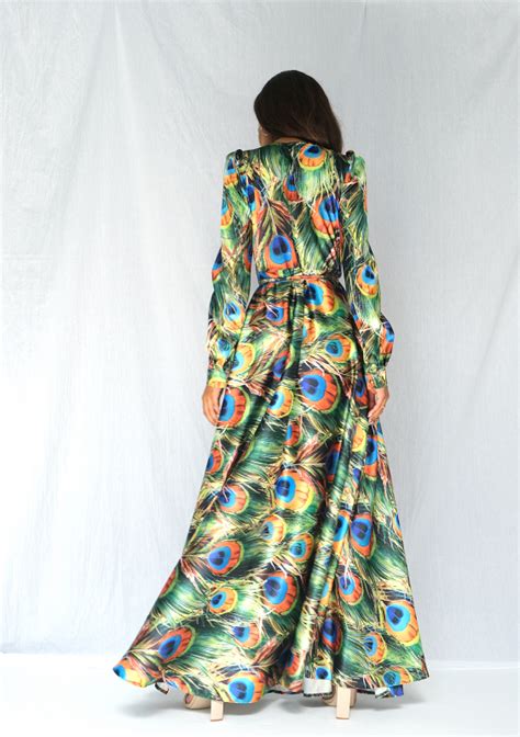 kopertowa satynowa sukienka maxi w pawie pióra mosquito