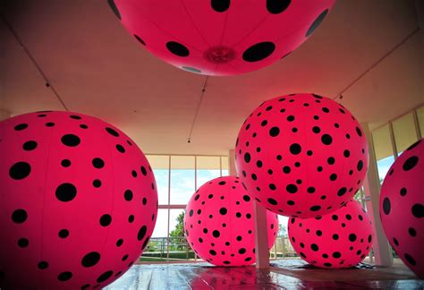 Yayoi Kusama E Sua Obsess O Infinita Se Despedem De Bras Lia E Seguem