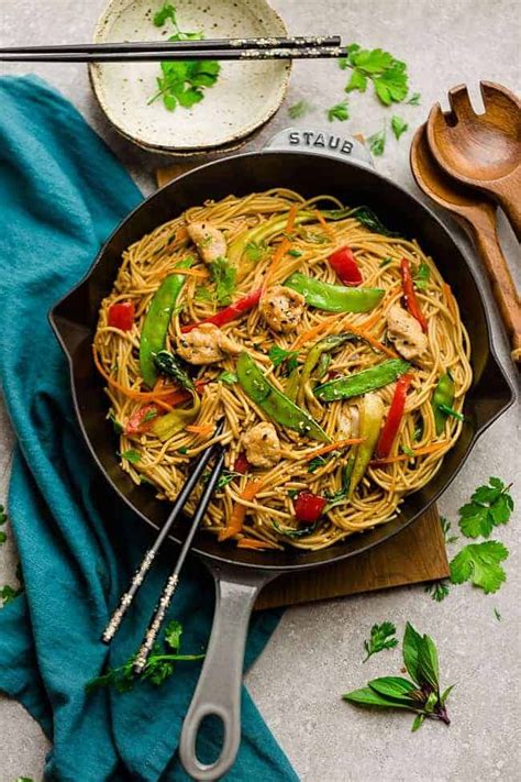 Chicken lo mein is a chinese dish made with chicken and egg noodles. Chicken Lo Mein - Easy One Pot 20 Minute Meal Prep ...