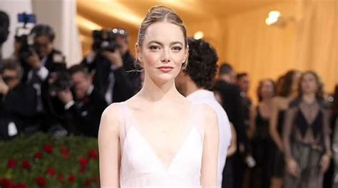 Emma Stone S Poor Things Gets Eight Minute Standing Ovation For