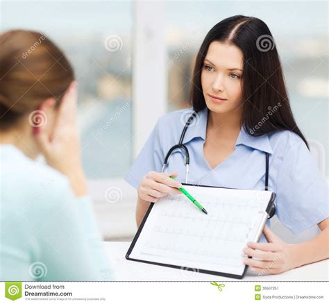 Doctor O Enfermera De Sexo Femenino Con El Paciente Imagen De Archivo