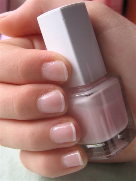 La manicura francesa original son unos de los estilos mas utilizados en la decoración de uñas ya que son fáciles de hacer, van con cualquier vestimenta y son muy elegantes haciendo lucir hermosas nuestras con blanco y piedras. Miss mejores nails: Manicura francesa