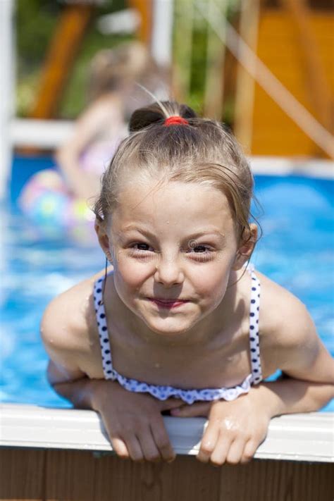 Kindermädchen Im Blauen Bikini Nahe Swimmingpool Heißer Sommer Stockfoto Bild Von Mädchen