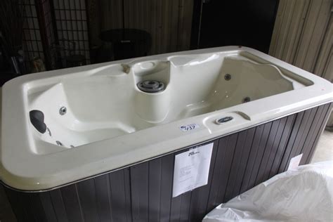 Cal Spa 2 Person Hot Tub With 18 Stainless Steel