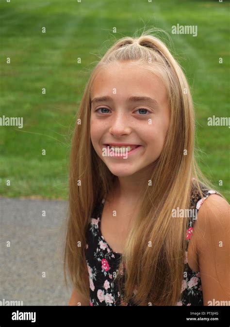 Süß Lächelnd 10 Jahre Alte Mädchen Mit Langen Haaren Und Kleid Stockfotografie Alamy