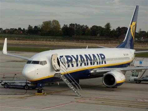 It is headquartered in swords, dublin, with its primary operational bases at dublin and london stansted airports. Castellon - Bristol & Londra Stansted cu Ryanair