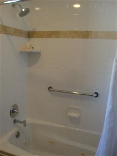 Permanent fixtures to a shower wall, most fixed shower heads allow for height adjustment rain shower heads typically use a larger head with a wide spray pattern to reduce water pressure, simulating the feel of raindrops falling from above. Rain shower head and deep soaking jacuzzi tub. - Picture ...