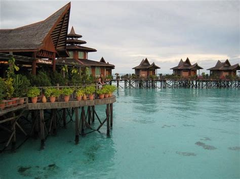 Mabul water bungalows is a luxury floating resort situated next to sister resort smart on the southeastern side of mabul island and overlooking sipadan island. Mabul Water Bungalows