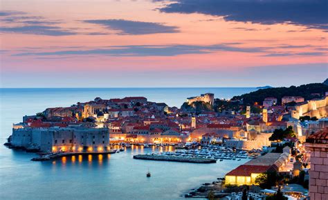 De godt bevarte bygningene spenner fra den barokke st. Dubrovnik, Croatia - Why Wander