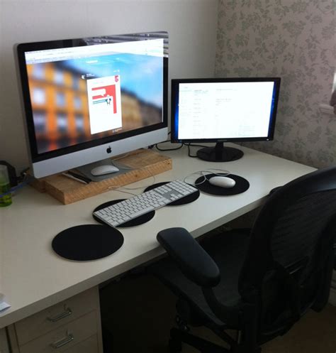 Now this is a real problem, because not just any desk arrangement will do. imac-apple-computer-arrangement-ideas | HomeMydesign