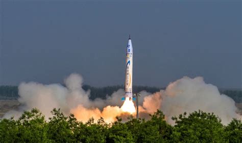 وذكر موقع سبيس نيوز أنه من المتوقع سقوط جسم صاروخي ضخم. أول صاروخ صيني من تصميم محلي
