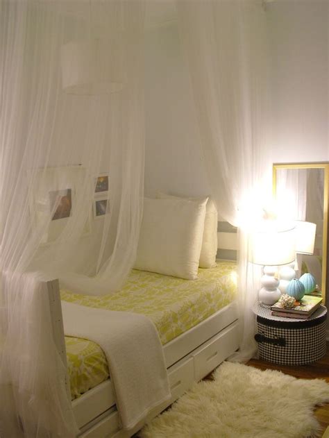 While larger beds are ideal for multiple people, sometimes you might not have that as an option. single bed room ideas for temp spaces #bedroom #ideas for ...