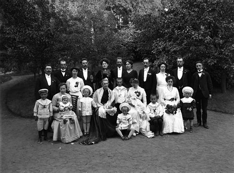 Gruppbild Med Vuxna Och Barn I En Trädgårdpark Troligen Familje