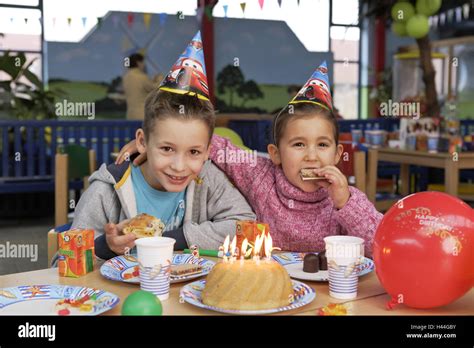 kinder geburtstagsparty junge mädchen papierhüte kuchen essen menschen kinder