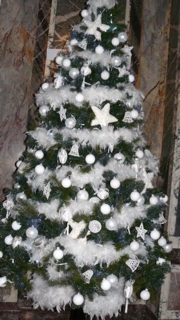 Le blanc et l'argenté sont des couleurs qui font penser aux journées verglacées de l'hiver. Déco sapin noël : Sapin blanc et féérique - Trucs et Deco