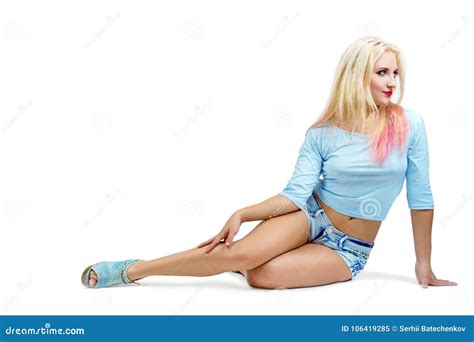 Модель девушки детенышей довольно белокурая с длинными ногами в голубом обмундировании Стоковое