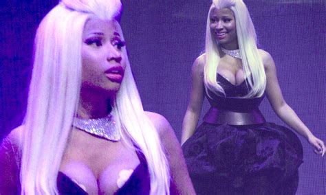 Nicki Minaj Pops Out Of Her Dress And Suffers Wardrobe Malfunction On Stage Daily Mail Online