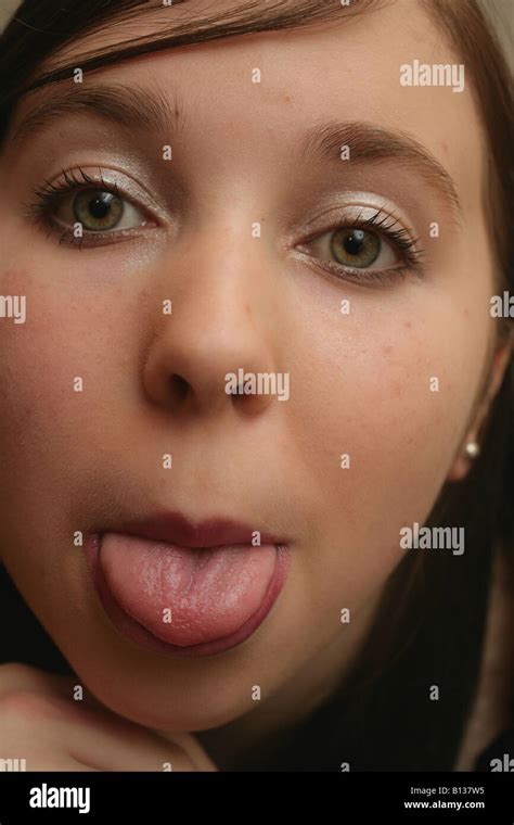Teenager Mädchen Zunge Stockfotografie Alamy