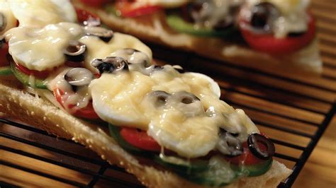 We love pizza and this homemade french bread pizza recipe is a crowd pleaser. Niçoise French Bread Pizza recipe from Pillsbury.com