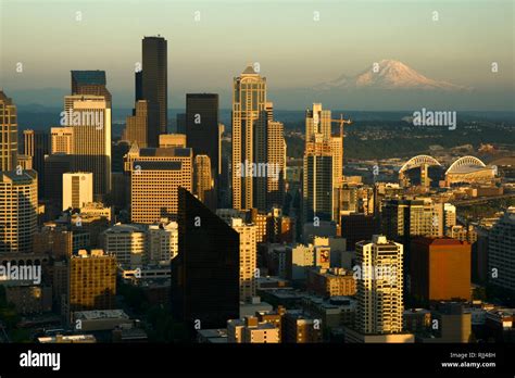 Seattle Skyline Mt Rainier Hi Res Stock Photography And Images Alamy