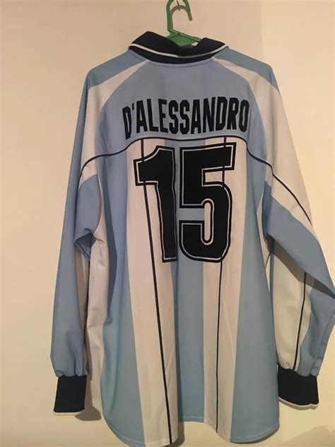 Naast het logo staat het oprichtingsjaar: Argentina Home football shirt 2000 - 2001.