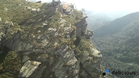 Le immagini registrate dalle telecamere di sorveglianza della funivia del mottarone, che il corriere a documentarlo sono due video registrati da due telecamere di sorveglianza della stazione a monte. Funivia di Oropa (Discesa) - YouTube