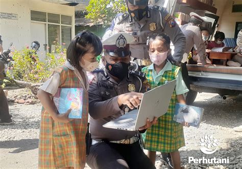 Perhutani Perhutani Dan Polres Bojonegoro Sosialisasikan Giat Belajar Membaca Pada Siswa Tk Di