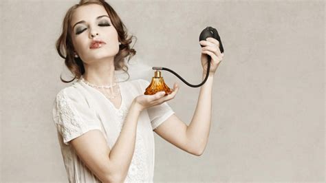 On Se Fait Totalement Hypnotiser Par Les Parfums Féminins Mises En