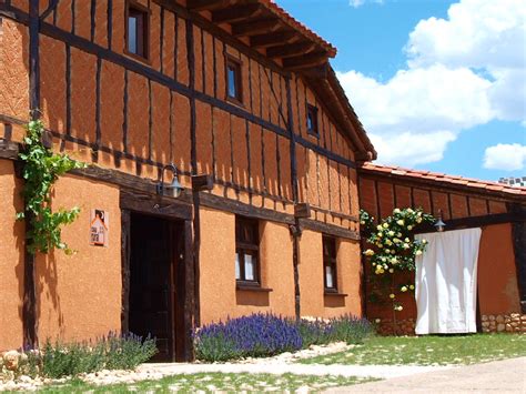 Encontramos ésta casa rural de corte pinariego en pleno centro del pueblo. 'La Casa de Adobe', Eco-Hotel Rural en Soria