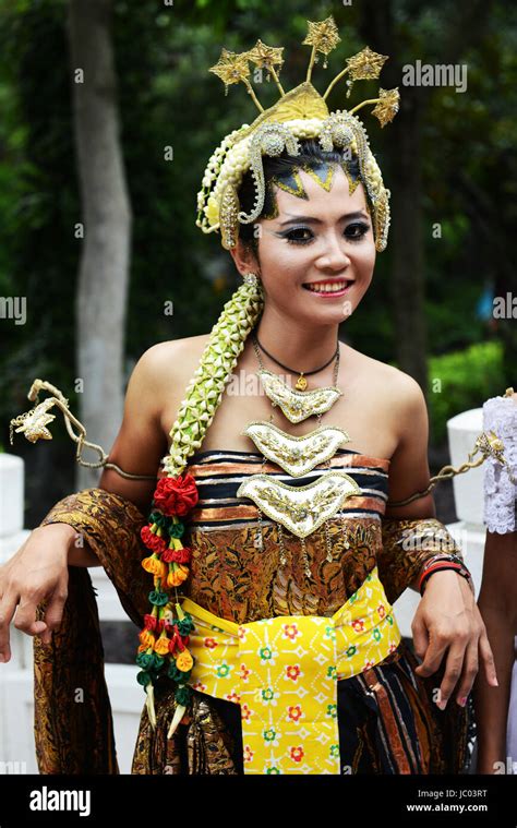 Indonesian Dancers Wearing Traditional Clothing Stock Photo Alamy