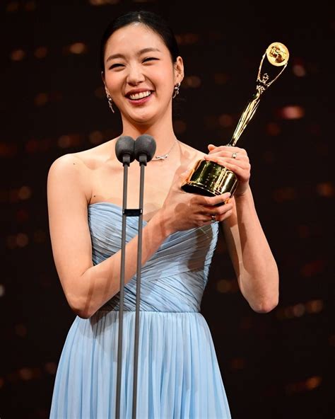 Kim Go Eun Ganó El Premio A Mejor Actriz En Los Premios Bluedragon Series Awards 2022 💙 Actriz