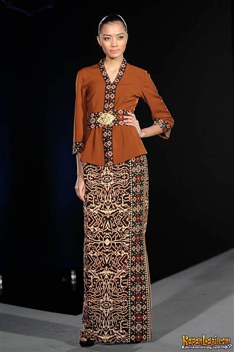 Desain baju kerja, bahan kain yang digunakan dan penggunaan warna merupakan beberapa faktor desain baju kerja bpjs kesehatan. Kebaya dan tenun Indonesia | Pakaian elegan, Model baju ...