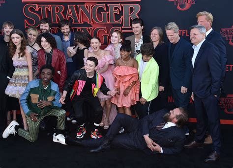 what does the cast of stranger things look like today elizabeth