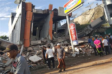 Indonesia Earthquake Photos Frantic Search For Survivors Trapped In