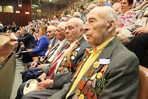 את מילות השיר כתב ולדימיר חריטונוב (רוסית: יום הניצחון על גרמניה הנאצית