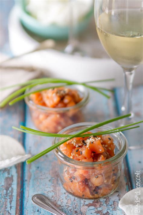 Formare un dischetto di tartare, avvolgervi intorno la zucchina e. Tartare di salmone alla salsa di soia - Brodo di coccole