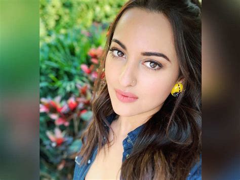 Sonakshi Sinha Looks Flawless In Her Perfect Sunday Selfie Hindi