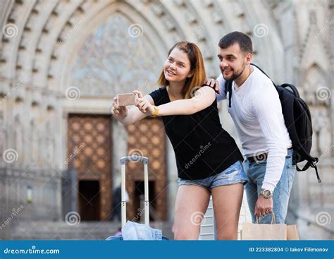 jeune couple debout en selfie photo stock image du ensemble construction 223382804