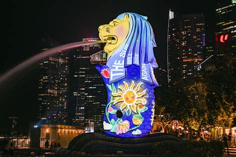 Light Show Projections At The Fullerton Hotel And Merlion Share The