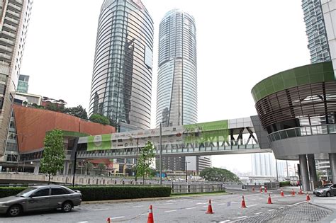 The amcorp mall is a mall opened in december 1997 and situated in petaling jaya, selangor, malaysia, located opposite the taman jaya lrt station. Long-Awaited Link Bridge From Gardens Mall To Abdullah ...