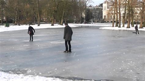 The vondelpark is amsterdam's most popular park, attracting thousands of tourists the vondelpark was designed by landscape architect l.d. voor het eerst weer op schaatsen in het vondelpark - YouTube